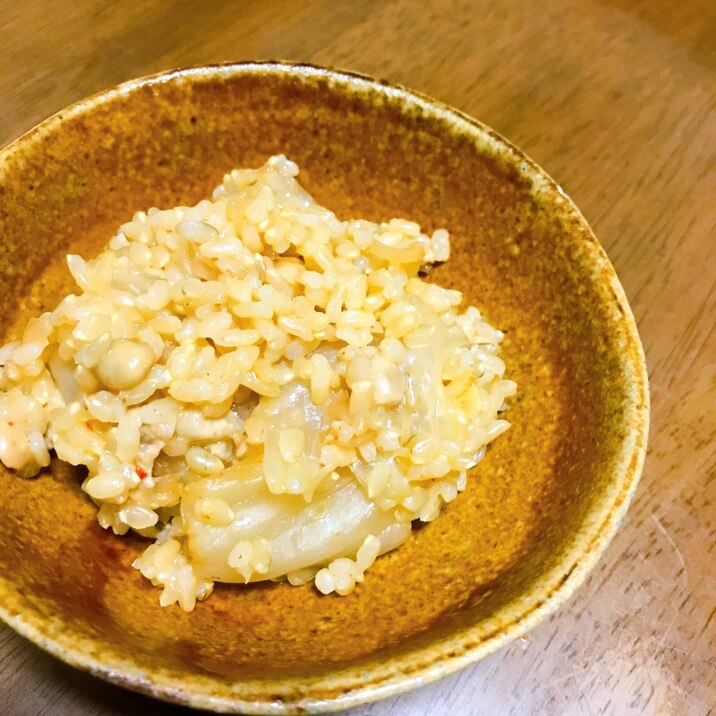夜食に食べる優しいご飯。キムチ納豆炊き込みご飯